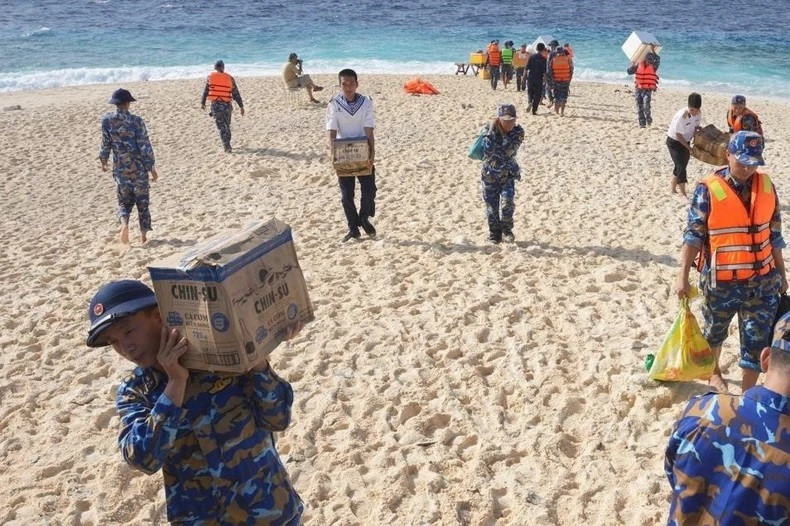 Des cadeaux des habitants du continent aux soldats des îles éloignées, contribuant ainsi à un Têt joyeux à Truong Sa. Photo : NDEL. Des cadeaux des habitants du continent aux soldats des îles éloignées, contribuant ainsi à un Têt joyeux à Truong Sa. Photo : NDEL.
