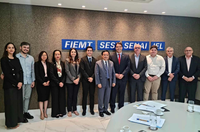L’ambassade du Vietnam au Brésil en coordination avec la fédération industrielle de l’État du Mato Grosso - FIEMT, a organisé un forum d’affaires avec la présence d’un certain nombre d’entreprises dans la ville de Cuiabá. Photo : baoquocte.vn L’ambassade du Vietnam au Brésil en coordination avec la fédération industrielle de l’État du Mato Grosso - FIEMT, a organisé un forum d’affaires avec la présence d’un certain nombre d’entreprises dans la ville de Cuiabá. Photo : baoquocte.vn