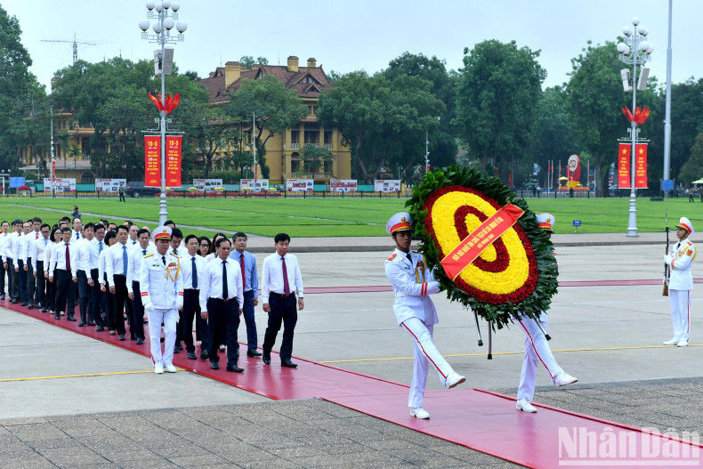 Des délégations du Ministère des Affaires étrangères, sont également allées rendre hommage au Président Ho Chi Minh en son mausolée.