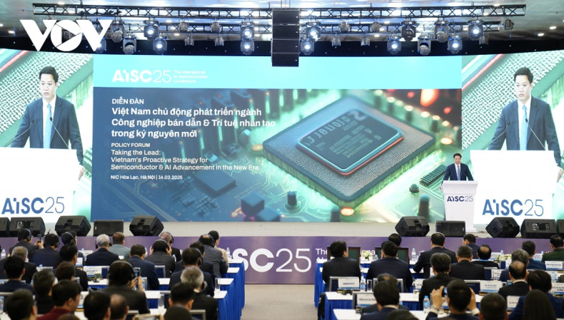 Lors du Forum « Le Vietnam prend l’initiative de développer l'industrie des semi-conducteurs et de l'intelligence artificielle à l'ère nouvelle », organisé le 14 mars par le NIC, relevant du ministère des Finances, en coopération avec Aitomatic (États-Unis), les plus grands experts mondiaux ont formulé des recommandations essentielles pour aider le Vietnam à affirmer progressivement sa position sur la carte technologique mondiale. Photo: VOV Lors du Forum « Le Vietnam prend l’initiative de développer l'industrie des semi-conducteurs et de l'intelligence artificielle à l'ère nouvelle », organisé le 14 mars par le NIC, relevant du ministère des Finances, en coopération avec Aitomatic (États-Unis), les plus grands experts mondiaux ont formulé des recommandations essentielles pour aider le Vietnam à affirmer progressivement sa position sur la carte technologique mondiale. Photo: VOV