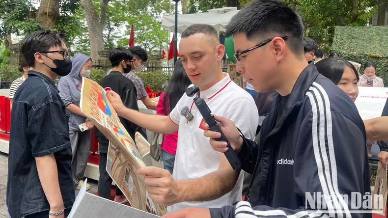 Le blogueur Anh Tây ơi – Nguyễn Anh Minh découvre le supplément intégrant la technologie du journal Nhân Dân. Le blogueur Anh Tây ơi – Nguyễn Anh Minh découvre le supplément intégrant la technologie du journal Nhân Dân.