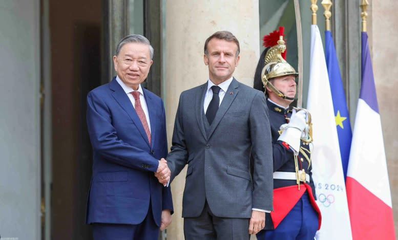 À l’invitation du Président français Emmanuel Macron, le Secrétaire général du Parti communiste du Vietnam et Président vietnamien, To Lam (à gauche), a effectué une visite officielle en France du 6 au 7 octobre 2024. À l’invitation du Président français Emmanuel Macron, le Secrétaire général du Parti communiste du Vietnam et Président vietnamien, To Lam (à gauche), a effectué une visite officielle en France du 6 au 7 octobre 2024.