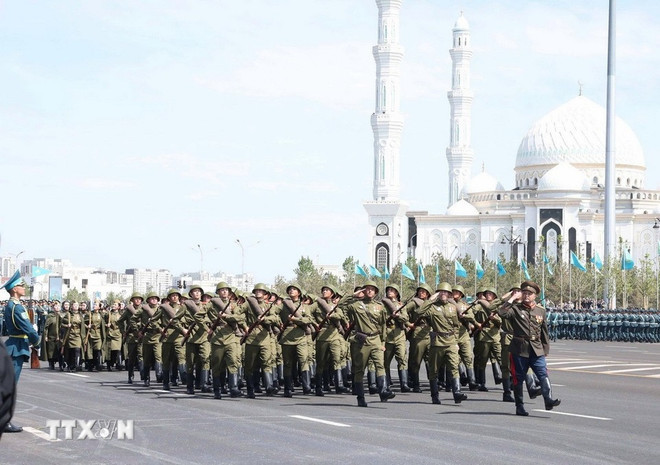 La parade militaire sur la place d'Indépendance à Astana au Kazakhstan. Photo: VNA La parade militaire sur la place d'Indépendance à Astana au Kazakhstan. Photo: VNA