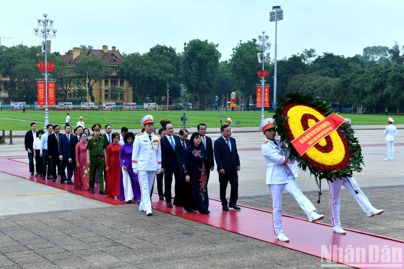 Des délégations du Comité municipal du Parti, du Conseil populaire, du Comité populaire et du Comité du Front de la Patrie de la ville de Hanoï.