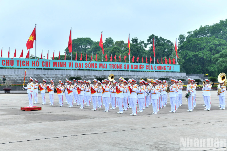 La fanfare militaire a exécuté les rites officiels lors de la cérémonie sur la place Ba Dinh.
