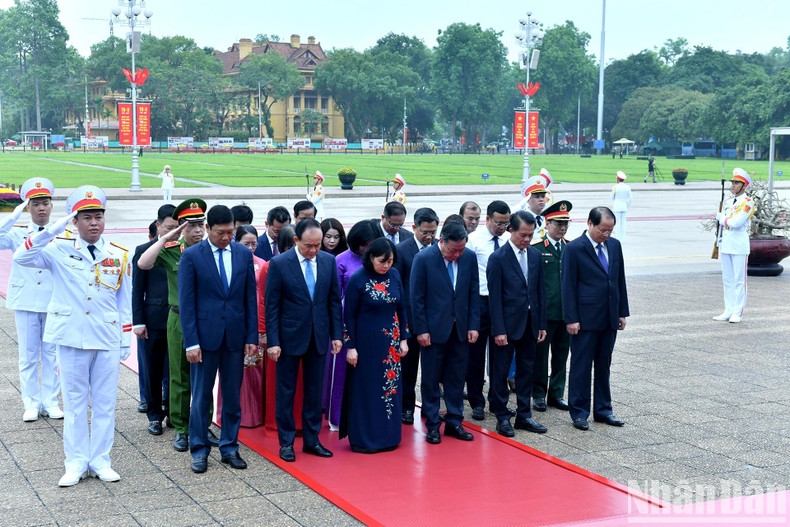 Des délégations du Comité municipal du Parti, du Conseil populaire, du Comité populaire et du Comité du Front de la Patrie de la ville de Hanoï.