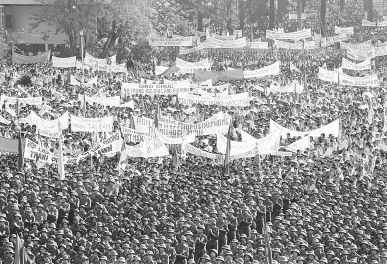 La population de Saigon se rassemble pour saluer la mise en place du Comité militaire de la ville. Photo : VNA/CVN La population de Saigon se rassemble pour saluer la mise en place du Comité militaire de la ville. Photo : VNA/CVN
