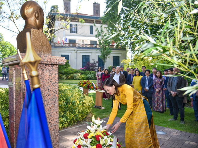 L’ambassadrice Nguyễn Thị Vân Anh, cheffe de la Délégation permanente du Vietnam auprès de l’UNESCO, déposant une gerbe devant le buste de Hô Chi Minh au parc Montreau, ville de Montreuil. Photo : VNA L’ambassadrice Nguyễn Thị Vân Anh, cheffe de la Délégation permanente du Vietnam auprès de l’UNESCO, déposant une gerbe devant le buste de Hô Chi Minh au parc Montreau, ville de Montreuil. Photo : VNA