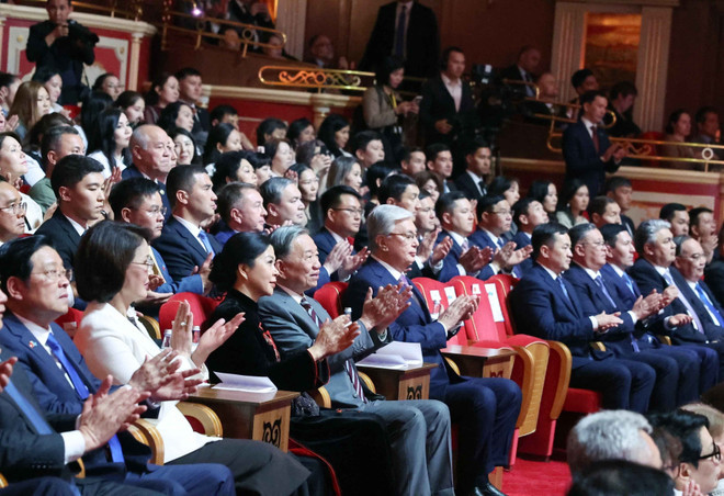 Le secrétaire général du Parti communiste du Vietnam, To Lam, accompagné de son épouse Ngô Phuong Ly, et le président kazakh, Kassym-Jomart Tokaïev, au concert d’amitié Vietnam-Kazakhstan. Photo : VNA. Le secrétaire général du Parti communiste du Vietnam, To Lam, accompagné de son épouse Ngô Phuong Ly, et le président kazakh, Kassym-Jomart Tokaïev, au concert d’amitié Vietnam-Kazakhstan. Photo : VNA.