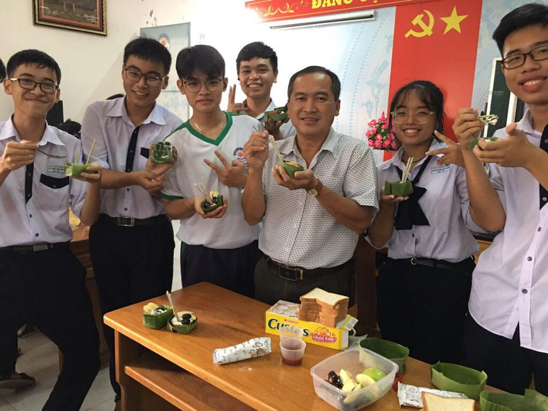 Nguyên Hoàng Phu (3e à droite) et ses élèves.