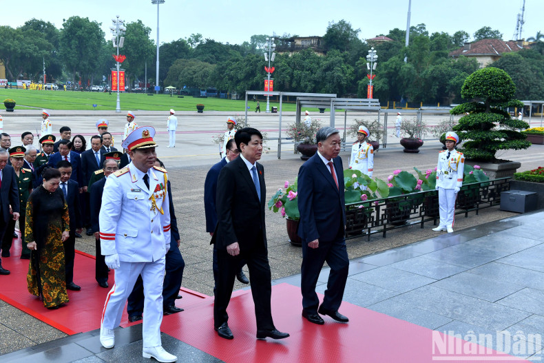 Les dirigeants et anciens dirigeants du Parti et de l’État ont exprimé leur profond respect et leur reconnaissance envers les immenses contributions du Président Ho Chi Minh.