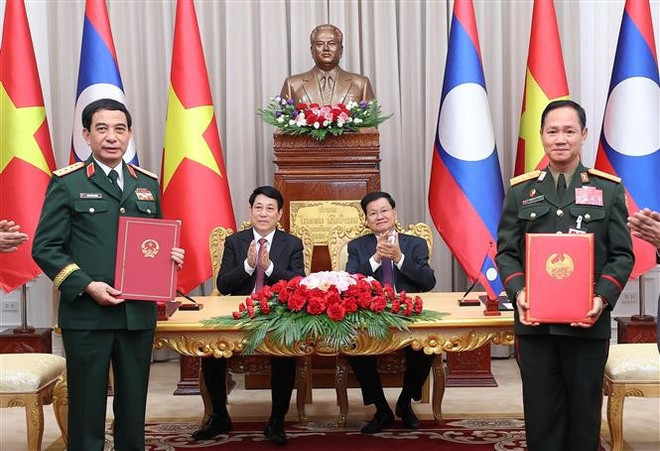 Le président Luong Cuong et le dirigeant lao Thongloun Sisoulith à la cérémonie de signature d'une lettre d’intention entre le ministère de la Défense du Vietnam et celui du Lao. Le président Luong Cuong et le dirigeant lao Thongloun Sisoulith à la cérémonie de signature d'une lettre d’intention entre le ministère de la Défense du Vietnam et celui du Lao.