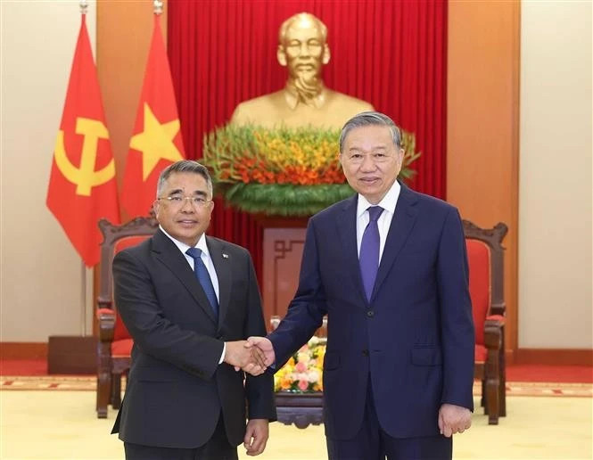 Le secrétaire général Tô Lâm et L’ambassadeur Meynardo Los Banos Montealegre.