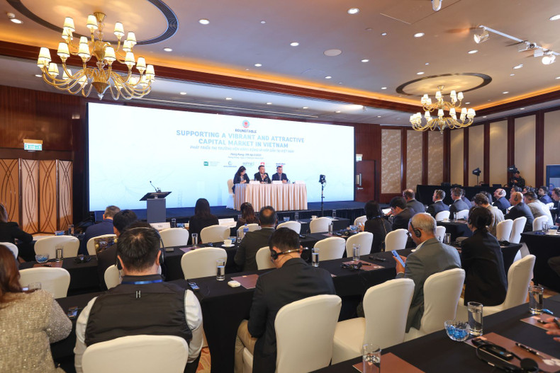 Une soixantaine de participants de haut niveau étaient présents. Étaient parmi eux des agences de notation et des fonds d’investissement internationaux. Photo : baodautu.