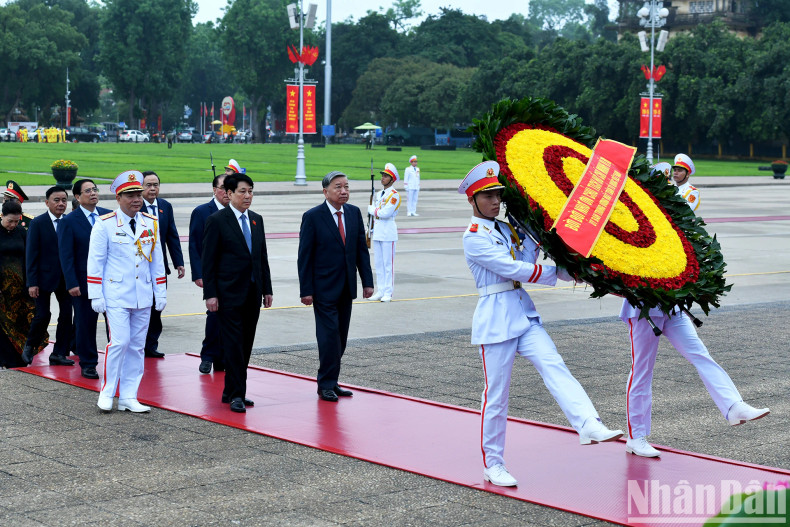 Les dirigeants et anciens dirigeants du Parti et de l’État ont exprimé leur profond respect et leur reconnaissance envers les immenses contributions du Président Ho Chi Minh.