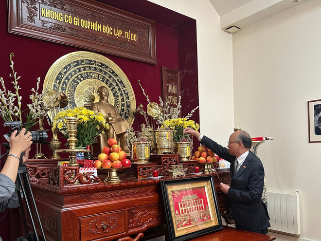 L’ambassadeur Đinh Toàn Thắng offrant de l’encens à l’autel du Président Hô Chi Minh dans l’enceinte de l’Ambassade du Vietnam en France. Photo : VNA L’ambassadeur Đinh Toàn Thắng offrant de l’encens à l’autel du Président Hô Chi Minh dans l’enceinte de l’Ambassade du Vietnam en France. Photo : VNA
