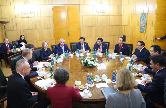 Lors des entretiens entre le Premier ministre vietnamien Pham Minh Chinh et son homologue polonais Donald Tusk, à Varsovie, en Pologne, le 16 janvier. Photo: VNA Lors des entretiens entre le Premier ministre vietnamien Pham Minh Chinh et son homologue polonais Donald Tusk, à Varsovie, en Pologne, le 16 janvier. Photo: VNA