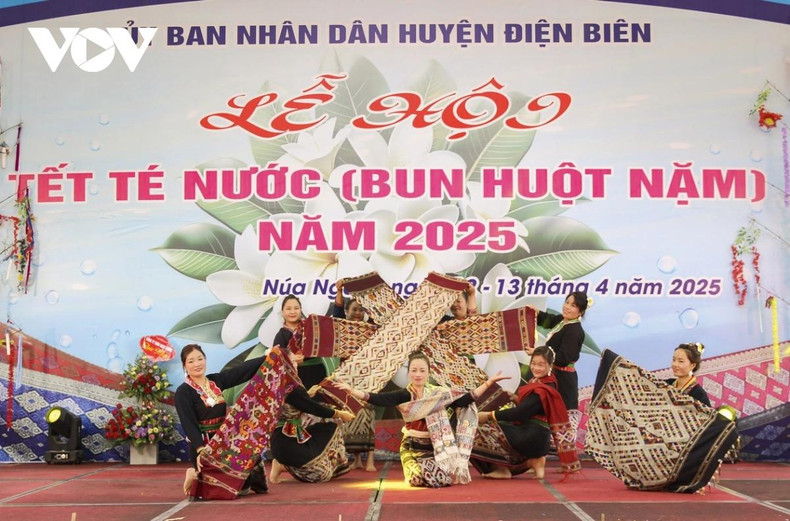 Les représentations artistiques d'ouverture avec des costumes traditionnels, des danses gracieuses de Lam Vong et des chants folkloriques des Lao « réchauffent » vraiment l'atmosphère de la cérémonie…