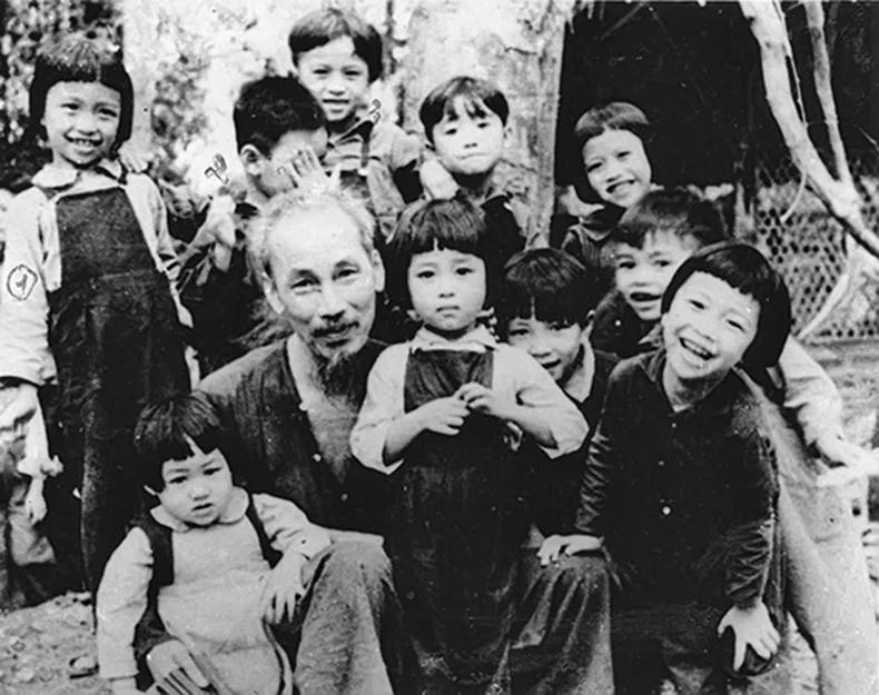 Le 19 mai 1953, pour son anniversaire, l’Oncle Hô a rendu visite à la première école maternelle en internat de l’armée dans la région du Viet Bac. Photo d'archives : VNA