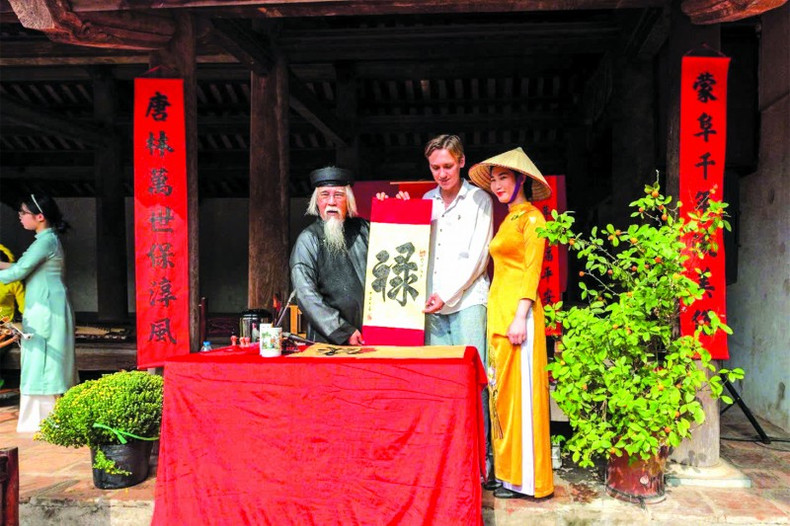 Mikhail Osin découvre la coutume de demander une calligraphie à l’occasion du Têt. Photo : thoidai.vn Mikhail Osin découvre la coutume de demander une calligraphie à l’occasion du Têt. Photo : thoidai.vn