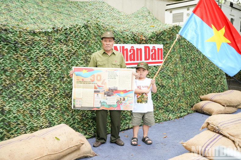 Le grand-père et le petit-fils, deux générations qui partagent le même patriotisme.