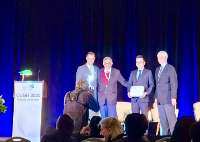 Lors de la remise du Prix au professeur Tran Xuan Bach. Photo : baohaiduong.vn