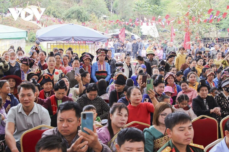 La partie principale commence par la cérémonie de culte des ancêtres présidée par les anciens du village.