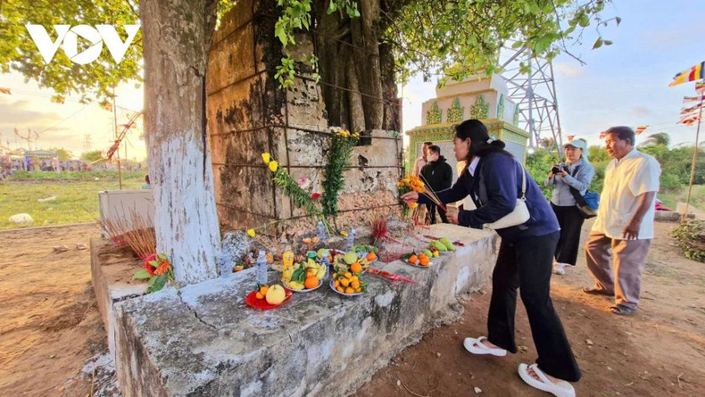Moines et bouddhistes accomplissent des rituels.