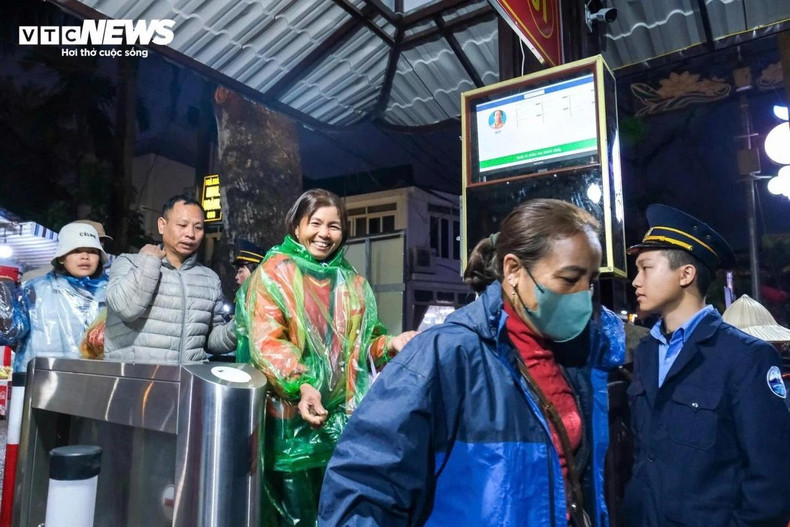De nombreuses personnes croient que la visite de la pagode apporte chance, paix, prospérité et surtout bénédictions pour l’amour et les enfants. Comme le dit le dicton « Si vous n’êtes pas allé à la pagode des parfums, vous n’avez pas vraiment vécu un festival de printemps », ce qui montre son importance culturelle. De nombreuses personnes croient que la visite de la pagode apporte chance, paix, prospérité et surtout bénédictions pour l’amour et les enfants. Comme le dit le dicton « Si vous n’êtes pas allé à la pagode des parfums, vous n’avez pas vraiment vécu un festival de printemps », ce qui montre son importance culturelle.