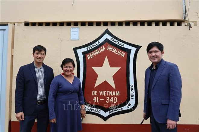 Marisol Nolasco Najera, directrice de l’Escuela Primaria Republica Socialista de Vietnam, pose avec des diplomates de l’ambassade du Vietnam au Mexique. Photo: VNA Marisol Nolasco Najera, directrice de l’Escuela Primaria Republica Socialista de Vietnam, pose avec des diplomates de l’ambassade du Vietnam au Mexique. Photo: VNA