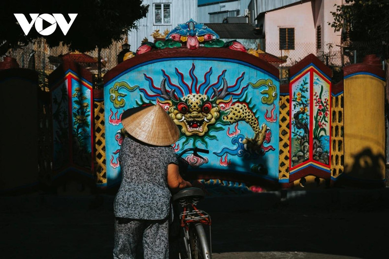 Dans la rue Bach Dang, le long de la rivière Dong Ba, il existe encore de nombreux vestiges des palais des anciens rois et reines. Le palais Gia Hung Vuong est l’un d’entre eux. Dans la rue Bach Dang, le long de la rivière Dong Ba, il existe encore de nombreux vestiges des palais des anciens rois et reines. Le palais Gia Hung Vuong est l’un d’entre eux.