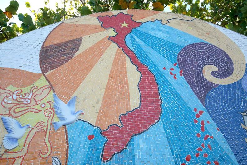 La carte du Vietnam est représentée en céramique. La carte du Vietnam est représentée en céramique.