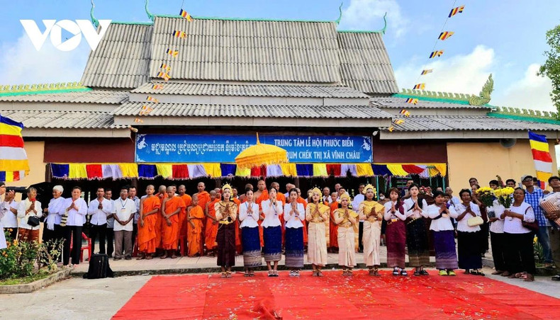 Ces dernières années, grâce à l'attention de tous les niveaux et secteurs, la Fête Chrôi Rum Chek a été constamment amélioré, tant sur le plan du contenu que de la forme, attirant un public nombreux. Elle est devenue un facteur de solidarité entre les trois ethnies Kinh, Khmer et Hoa vivant sur la côte de Vinh Chau. En 2025, la Fête a été reconnue par le ministère de la Culture, des Sports et du Tourisme comme patrimoine culturel immatériel national.