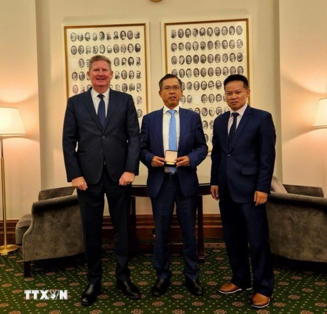 De gauche à droite: le président du Conseil législatif d'Australie-Méridionale, Terry Stephens l'ambassadeur du Vietnam en Australie, Pham Hùng Tâm et le membre du Conseil législatif, Tùng Ngô. Photo : VNA.