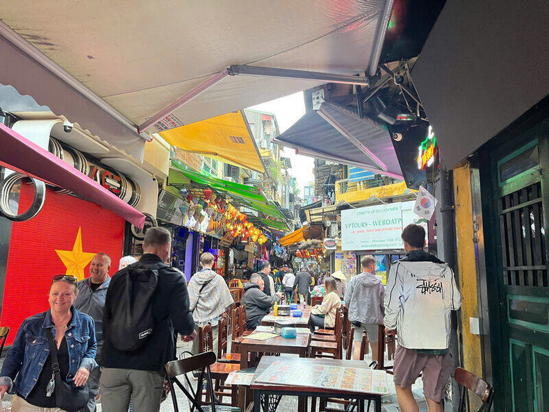 La rue gastronomique dans le vieux quartier de Hanoi est bondée de touristes. Photo : nld.vn La rue gastronomique dans le vieux quartier de Hanoi est bondée de touristes. Photo : nld.vn