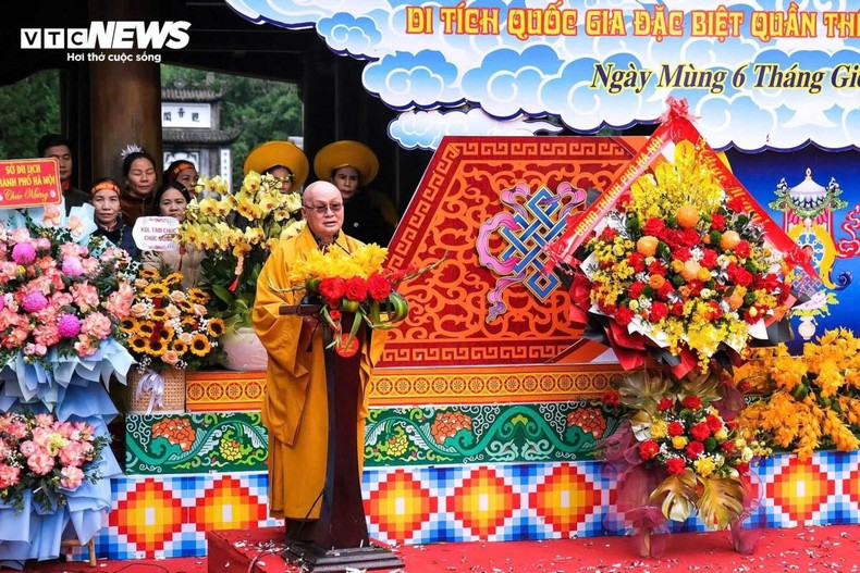 Le vénérable Thich Minh Hien, qui préside la pagode Huong, prononce le discours d’ouverture et organise la cérémonie d’offrande d’encens pour prier pour la paix et la prospérité nationales. Le vénérable Thich Minh Hien, qui préside la pagode Huong, prononce le discours d’ouverture et organise la cérémonie d’offrande d’encens pour prier pour la paix et la prospérité nationales.