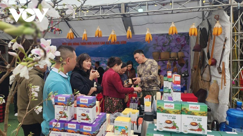 Les visiteurs peuvent déguster du café fraîchement infusé directement sur le stand. Les visiteurs peuvent déguster du café fraîchement infusé directement sur le stand.