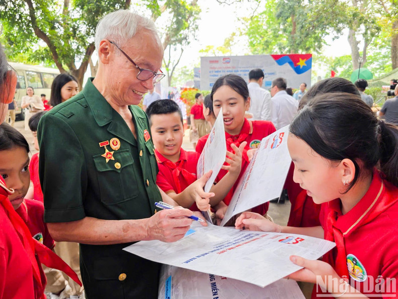 L'exposition interactive organisée par le Journal Nhân Dân n'est pas seulement une occasion de revoir des pages historiques héroïques, mais aussi un pont entre les générations.