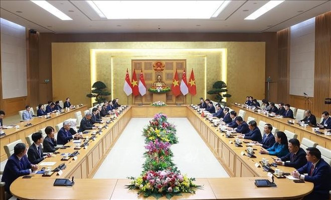 Le Premier ministre Pham Minh Chinh et son homologue singapourien Lawrence Wong se sont entretenus, à Hanoï, le 26 mars. Photo : VNA Le Premier ministre Pham Minh Chinh et son homologue singapourien Lawrence Wong se sont entretenus, à Hanoï, le 26 mars. Photo : VNA