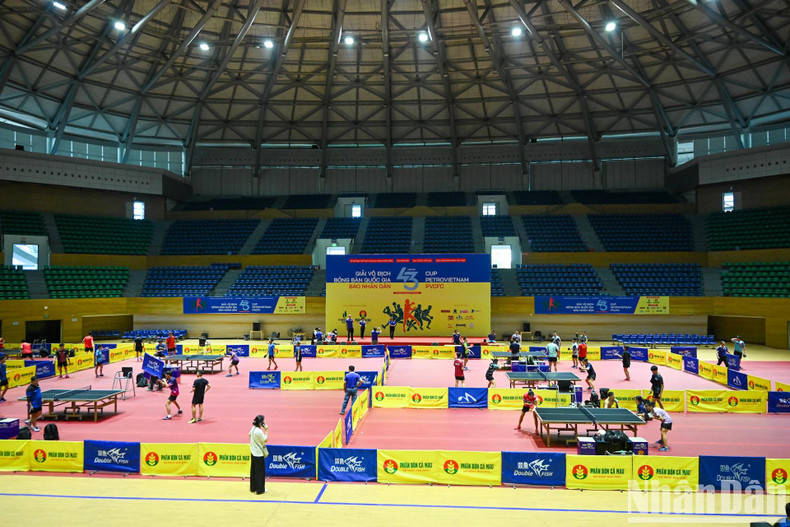 Cette année, les Championnats nationaux de tennis de table du journal Nhân Dân attirent près de 200 athlètes issus de 21 délégations, dont des centres importants comme Hanoï, Hai Duong, Hô-Chi-Minh-Ville, Khanh Hoa, l'armée et la police de Trinité-et-Tobago. Cette année, les Championnats nationaux de tennis de table du journal Nhân Dân attirent près de 200 athlètes issus de 21 délégations, dont des centres importants comme Hanoï, Hai Duong, Hô-Chi-Minh-Ville, Khanh Hoa, l'armée et la police de Trinité-et-Tobago.