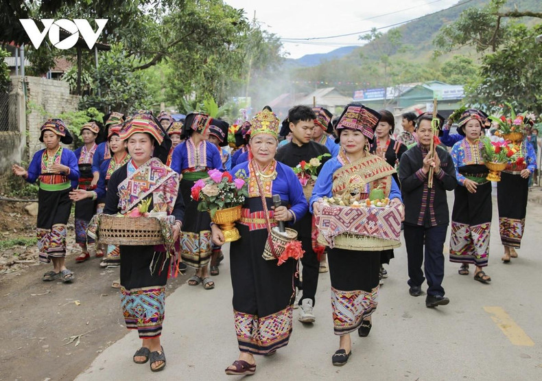 À la fin de cette cérémonie, tout le participant fera le tour du village ensemble pour effectuer le rituel de demande d'eau.