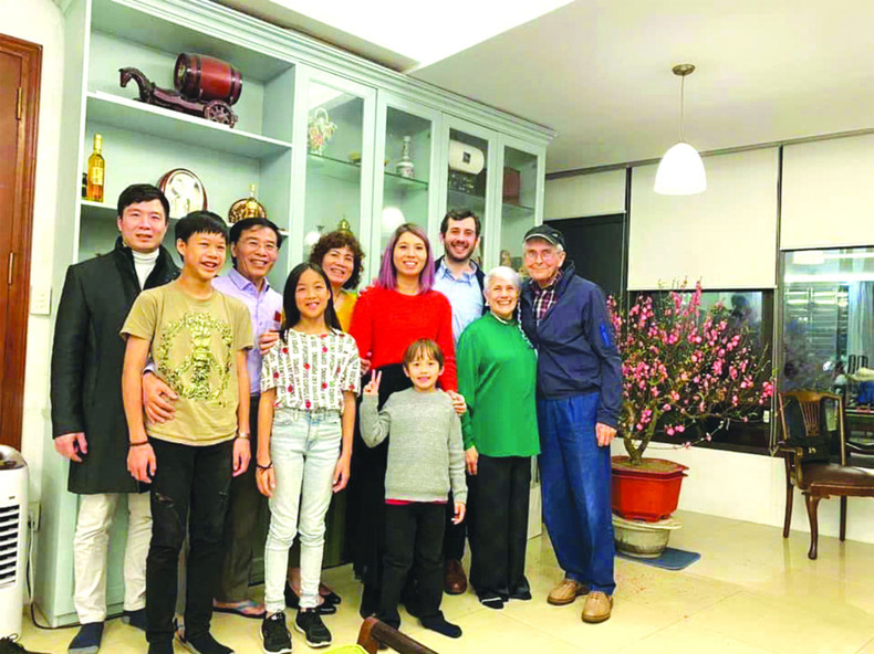 John Sikorski (à l’extrême droite, deuxième rangée) accueille ses parents de Floride, aux États-Unis, au Vietnam, lors du Têt. Photo : thoidai.com.vn John Sikorski (à l’extrême droite, deuxième rangée) accueille ses parents de Floride, aux États-Unis, au Vietnam, lors du Têt. Photo : thoidai.com.vn