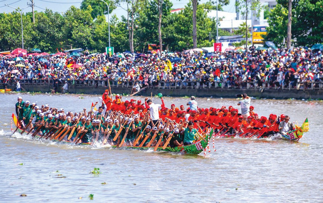 La course de "ghe ngo" (pirogues) des Khmers est l’une des attractions touristiques originales de Soc Trang. Photo : VNA La course de "ghe ngo" (pirogues) des Khmers est l’une des attractions touristiques originales de Soc Trang. Photo : VNA