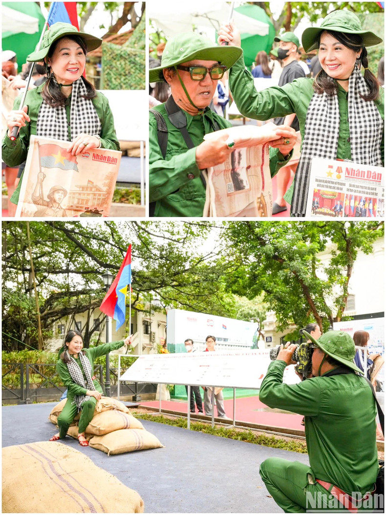 Dans l’espace d’exposition, les gens semblent revivre des moments historiques.