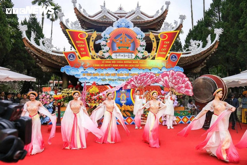 La pagode est située dans le complexe Huong Son (montagne des parfums), offrant des paysages époustouflants composés de montagnes majestueuses et de la rivière Yen. La pagode est située dans le complexe Huong Son (montagne des parfums), offrant des paysages époustouflants composés de montagnes majestueuses et de la rivière Yen.