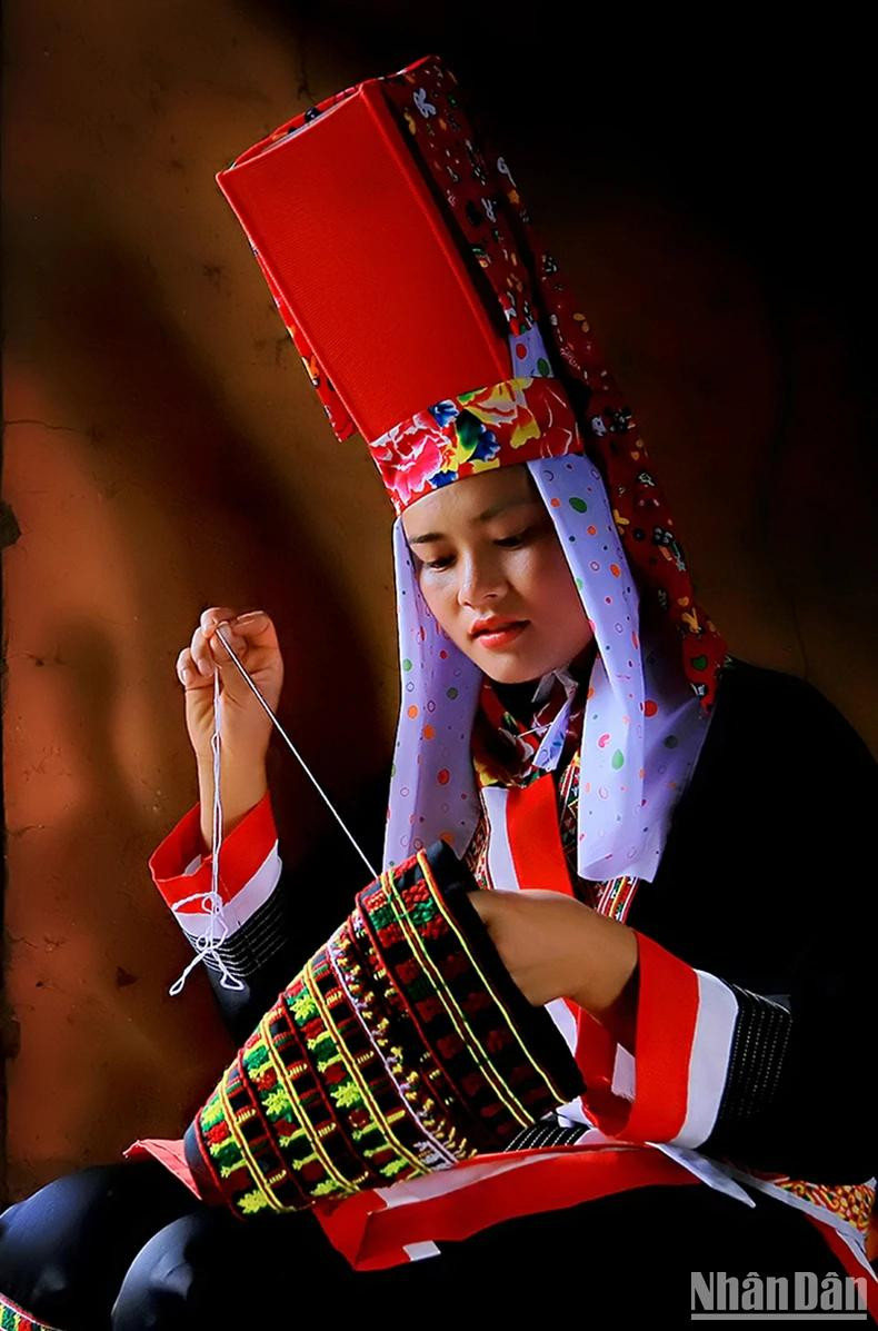 Une fille de Dao Thanh Phan coud soigneusement chaque point lors du concours de broderie de motifs. Une fille de Dao Thanh Phan coud soigneusement chaque point lors du concours de broderie de motifs.