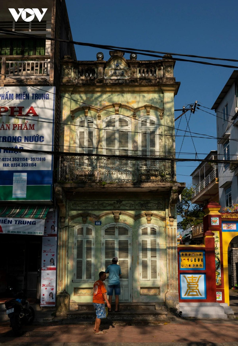 Les toits de tuiles yin-yang, les anciens murs de briques et les portes en bois finement sculptées créent un espace dynamique, ramenant les visiteurs dans le temps jusqu'à l'ancienne Huê. Les toits de tuiles yin-yang, les anciens murs de briques et les portes en bois finement sculptées créent un espace dynamique, ramenant les visiteurs dans le temps jusqu'à l'ancienne Huê.
