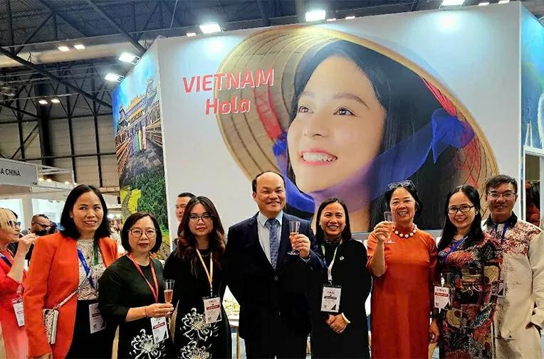 L'ambassadeur Doan Thanh Song (au milieu) et la délégation vietnamienne au salon international du tourisme FITUR 2025, en janvier 2025. Photo : baoquocte.vn L'ambassadeur Doan Thanh Song (au milieu) et la délégation vietnamienne au salon international du tourisme FITUR 2025, en janvier 2025. Photo : baoquocte.vn