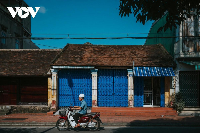 En outre, l’ancienne rue de Bach Dang (dans la ville de Huê, au Centre du Vietnam), abrite également de nombreux patrimoines culturels immatériels, tels que des villages artisanaux traditionnels, des festivals folkloriques et des spécialités de Huê. Les visiteurs qui viennent ici admirent non seulement la beauté de l'architecture ancienne, mais ont également l'occasion de découvrir et d'explorer la culture unique de l'ancienne capitale. En outre, l’ancienne rue de Bach Dang (dans la ville de Huê, au Centre du Vietnam), abrite également de nombreux patrimoines culturels immatériels, tels que des villages artisanaux traditionnels, des festivals folkloriques et des spécialités de Huê. Les visiteurs qui viennent ici admirent non seulement la beauté de l'architecture ancienne, mais ont également l'occasion de découvrir et d'explorer la culture unique de l'ancienne capitale.