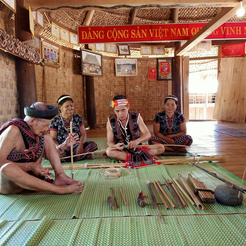 En arrivant au village de Por'ning, les visiteurs découvriront la culture traditionnelle du peuple Co Tu. Photo : baovanhoa.vn En arrivant au village de Por'ning, les visiteurs découvriront la culture traditionnelle du peuple Co Tu. Photo : baovanhoa.vn